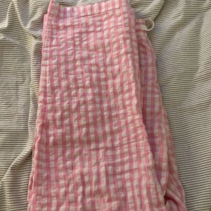 Rutiga pyjamasbyxor   - Rutiga pyjamasbyxor från lindex, dom är i storlek 158-164 men dom passar mig!! är vanligtvis en 36a❤️❤️