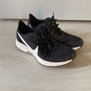 Nike Zoom - Sköna skor i storlek 38. Bra skick 7/10 behöver bara en liten tvätt för att se ut som nya. Hör av er vid några frågor.