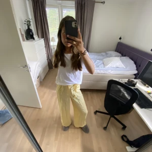 Gula sommarbyxor - Så härliga gula byxor, jätte luftiga och tunna. Från zara och har lappen kvar, aldrig använda. Så sköna❤️köpta för 500kr