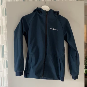 Sail racing vindjacka 10/10 - Det är en fin jacka i perfekt skick! Den är i storlek 160. Hör av er vid några frågor.