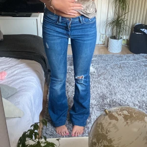 Blåa midwaist jeans  - Jag säljer dessa blåa midwaisted utsvängda jeans. Storlek 28! Dem är supersköna och har en mycket snygg passform! Frakt ingår inte🤍hör av dig om övriga frågor!