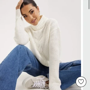 Stickad tröja - det är en grov stickad tröja med högkrage som är lite genomskinlig. Har endast provat den! Köparen står för frakten!