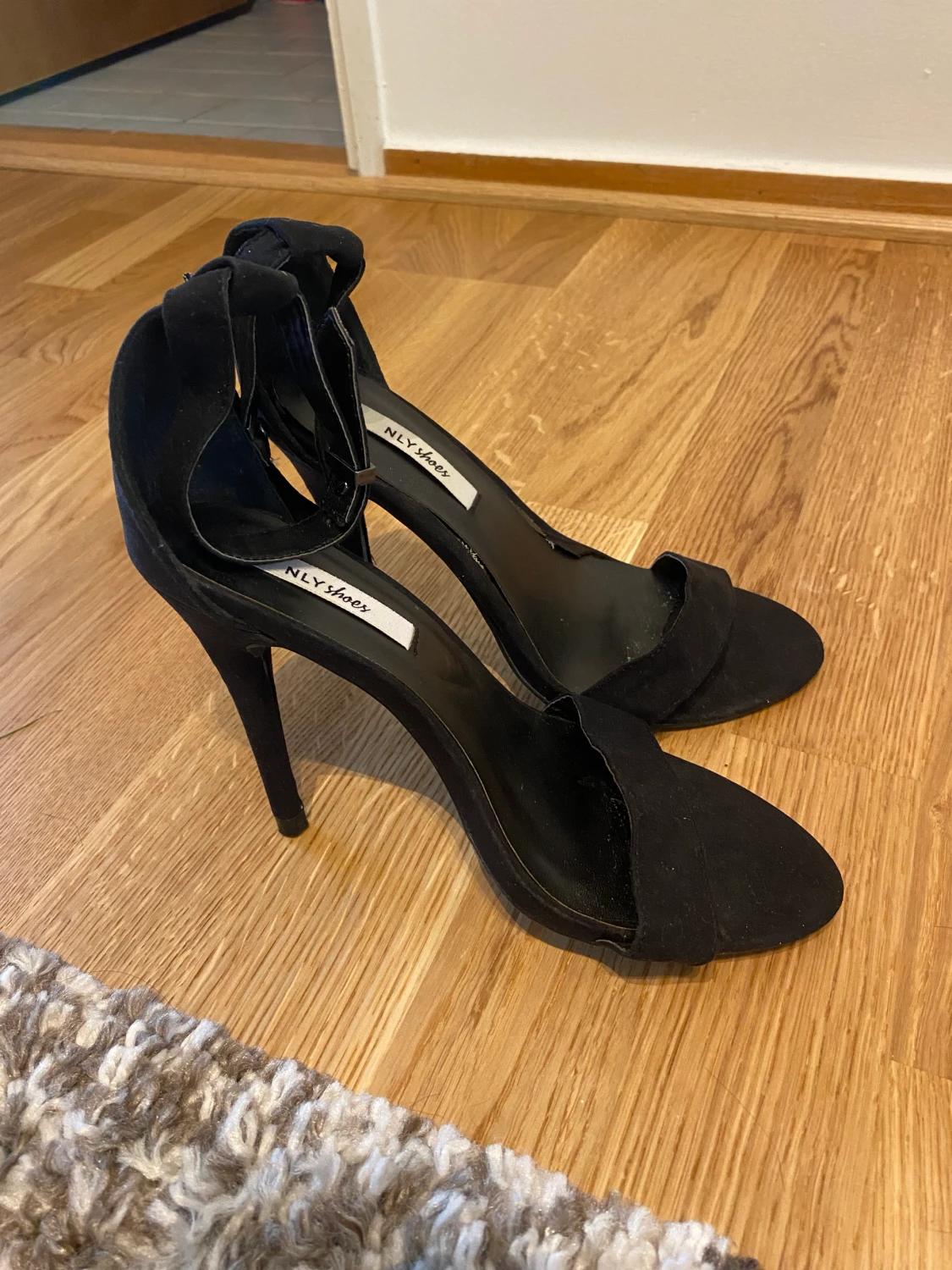 Skor från Nelly storlek 38