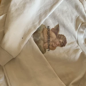 hoodie  - hoodie med ängel tryck på sig! nästan aldrig använd säljer för inte min stil! 