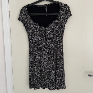 Klänning  - Super fin sommarklänning som är i storlek m och ger super fin form! Använd 1 gång pga fel storlek