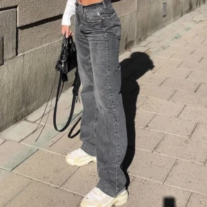 Zara jeans - Säljer dessa jättefina, mörkgrå/svarta jeansen från zara❤️ finns inga defekter och skriv om fler bilder önskas❤️