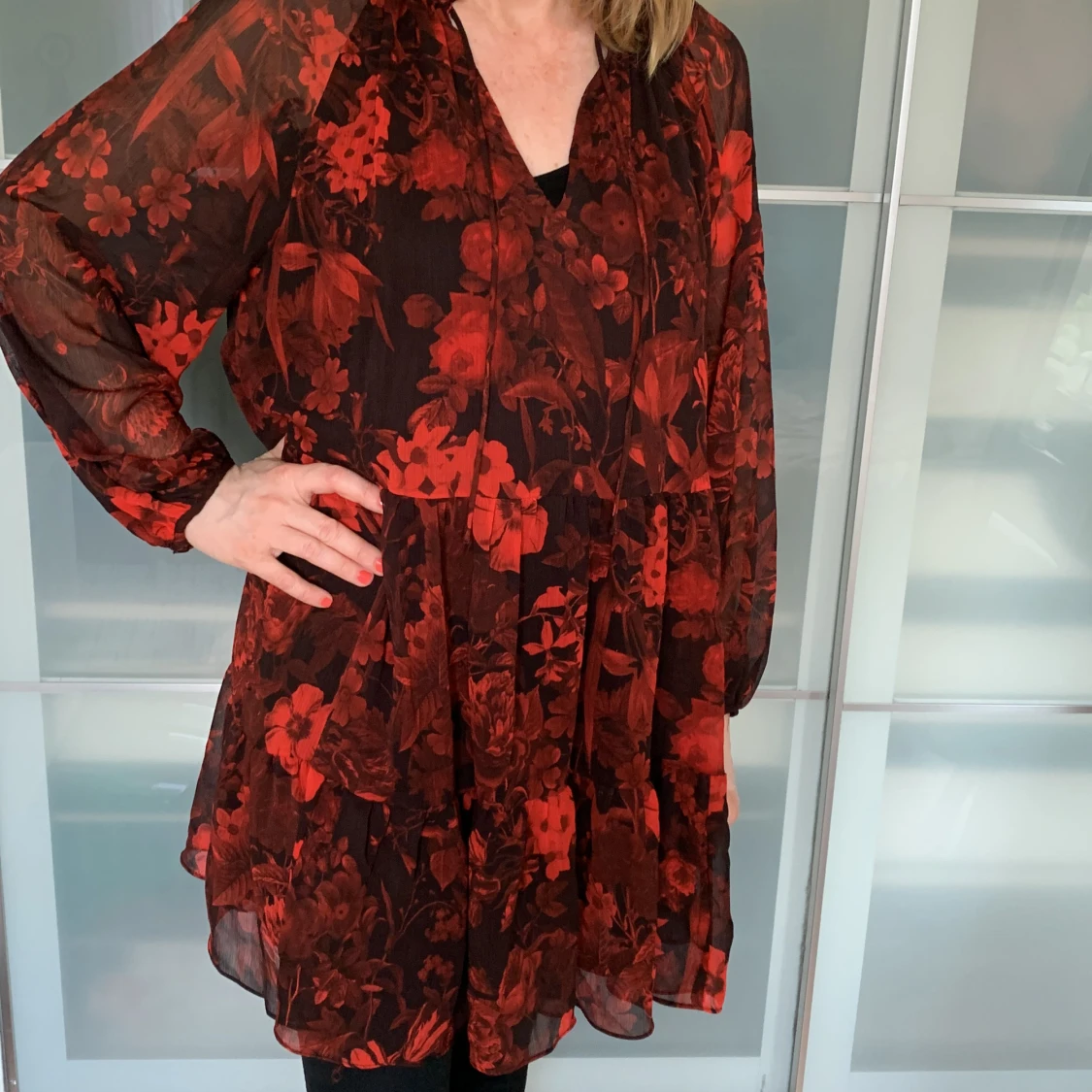 Klänning med röda blommor  - 90