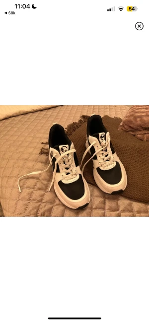 Canada goose, hollies väst, michael kors skor - Skor hel nya använda 1 gång pris-600 storlek 38 Hollies väst 500 kr storlek s Canada goose kvitto finns 3000 kr storlek xs men passar mig som är s-m