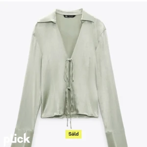 Zara blus - En blus från zara som jag köpte här på Plick men som jag nu säljer vidare. Den är jättefin men har bara inte kommit till användning.
