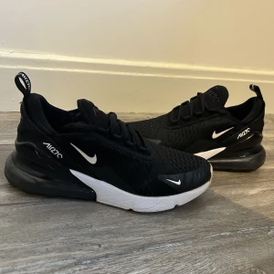Air max 270 - Hej, säljer ett par svarta nike air max 270 skor. Skorna har används bara några gånger och är i nyskick 9/10.