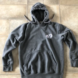 Moncler hoodie  - Det är en Moncler hoodie använd i 1 månad, Nypris 3499 Skick 9/10 som ny inga skavanker Skriv för några mer frågor😃
