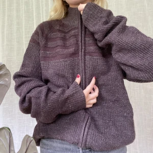 Stickad ziptröja  - Stickad ziptröja. Passar XS-M   Skriv gärna vid funderingar 💌