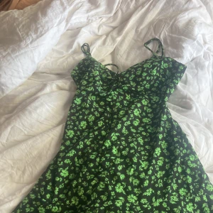 Sommar klänning  - En fin somrig klänning! Lite öppen u ryggen med knytning och resår vid midjan. Säljer endast för att jag vuxit ur den, använd ca 2 gg! Pris+ frakt