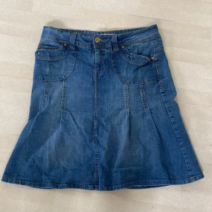 Jeanskjol - Jeanskjol i storlek 42 men passar 38/40 