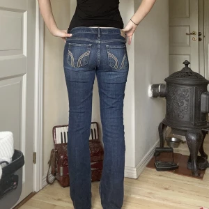 Lågmidjade jeans  - Säljer dessa as snygga jeans ifrån hollister. Använt ett fåtal gånger och inga defekter på dem. Midjemåttet är 40 cm tvärs över. Jag är ungefär 172 cm lång och passar mig väldigt bra. Priset kan diskuteras❤️