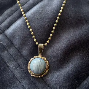 Vackert halsband i äkta silver med berlock med blå sten. Berlock och kedjan stämplade 
