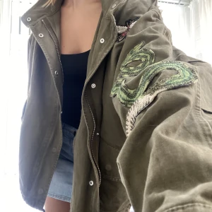 Jacka - Supercool grön oversized jacka med figurer och nitar❤️