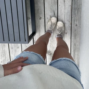 Slutsålda Levis shorts - Jag säljer dessa super snygga slutsålda Levi’s shorts då dom inte kommer till användning. Jag är ungefär 162 cm och de sitter bra på mig! De är köpte från Ellos, nypris 499 och dom är helt nya utan defekter.☺️