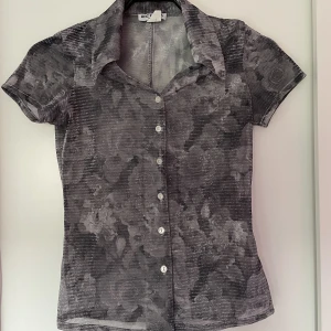 mesh topp - en liten mesh topp med ”glittrigt” tyg 