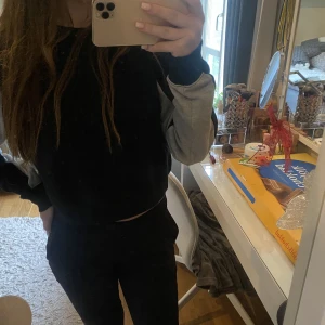 Tröja - Säljer en skön tjocktröja i strl S, passar även m. Kontakta för fler bilder🤍