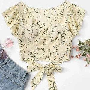 Topp - Söt kort topp som knyts runt midjan. Säljer då den tyvärr är för liten på mig. Endast tvättad och testad, helt oanvänd. Skönt material.