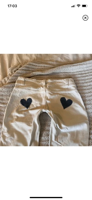 Vita jeans  - säljer nu dessa vintage h&m jeansen! De är i superbra skick. Har tyvär inga bilder på men måtten är 76 i midja och 72 i innerben ❣️