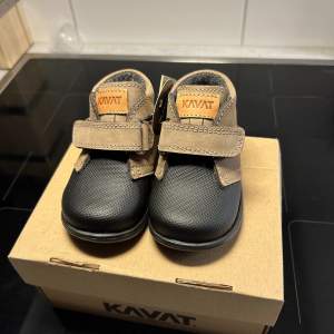 Helt nya fodrade KAVAT Hammar XCN Brown nubuck skor i storlek 19. Dem är aldrig använda, prislappar på och i skolådan! Super fina till hösten🍁🍂🤩