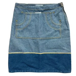 00s Fornarina Skirt  - Så snygg vintage midi jeanskjol från Fornarina!😢💕 Unik design med stor ficka framtill! Storlek M men mer som en S! MÅTT: Midja-72cm Längd-53cm Jag är 170cm lång! I perfekt skick!💋