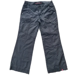 Lowwaist Cargo Pants - Supersnygga lågmidjade bootcut cargobyxor från senare 00-tal!💋Storlek Eu 34! MÅTT: Midja-72cm Innerbensmått-73cm I perfekt skick!💋 Jag är 170cm lång!