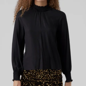 Svart blus - Säljer min svarta blus från Vero Moda i storlek xs. Helt oanvänd med lappen kvar. Köpt för 350kr