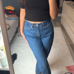Mom Jeans - Lösa mom jeans från H&M! Endast använda en gång men passformen var inte riktigt för mig tyvärr! Nypris 299!Hör gärna av er vid vidare intresse eller frågor ❤️‍🔥