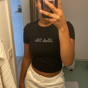 Svart t-shirt - Säljer denna superfina svarta t-shirten då den ej används❤️ köparen står för frakten🫶🏽