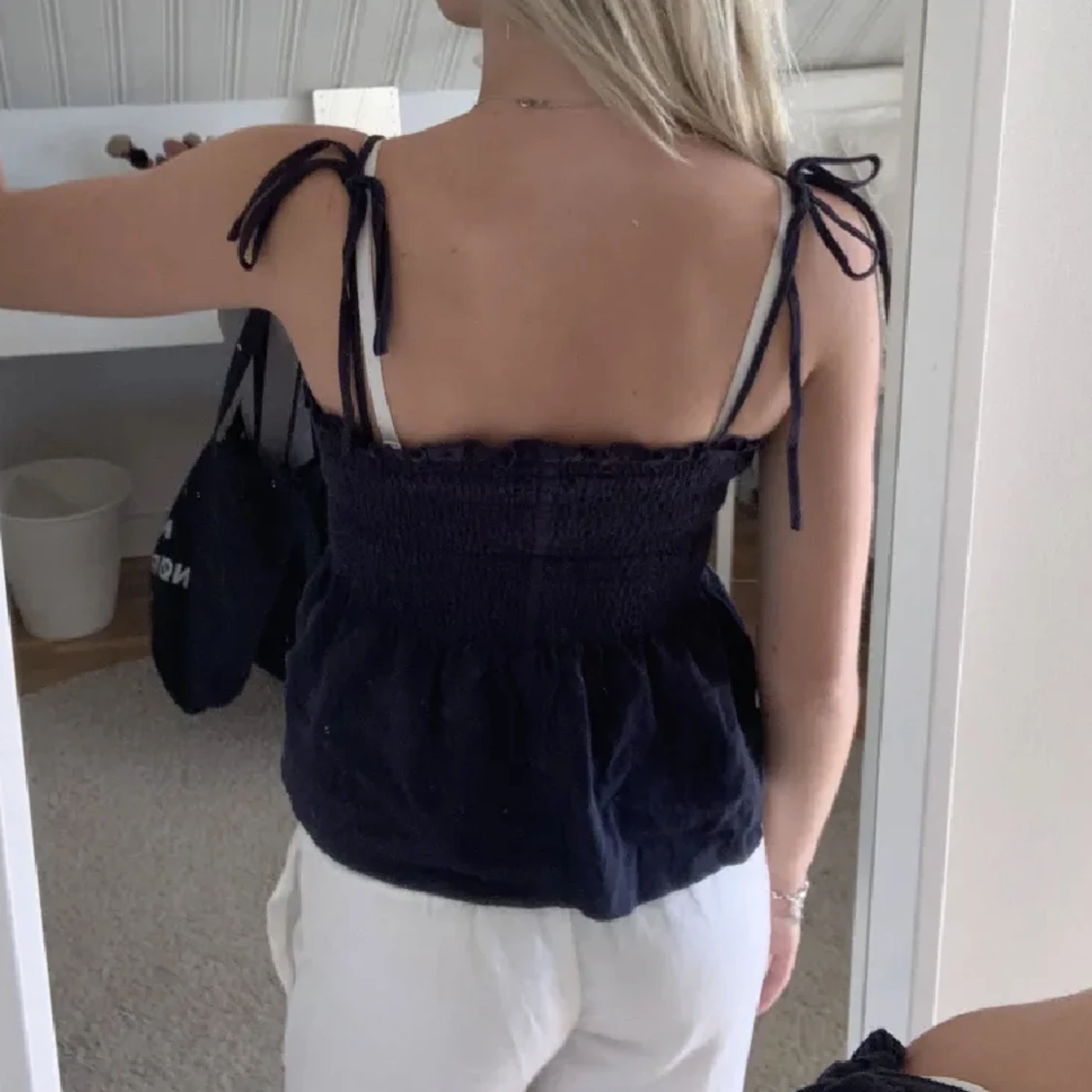 Mörkblå volang topp - 90