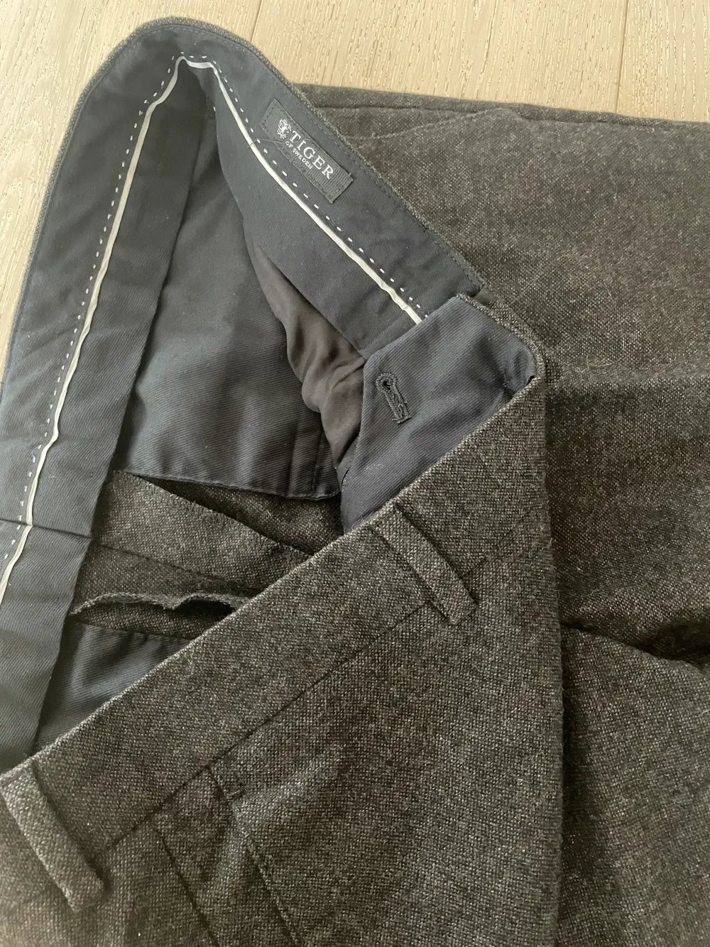 Tiger kostymbyxa herr stl 50 svart grå melerade . Jeans & Byxor.