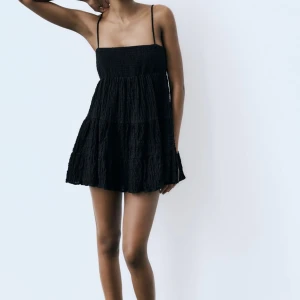 zara klänning - säljer denna populära zara klänning, knappt använd <3 ( klicka inte köp nu ) 