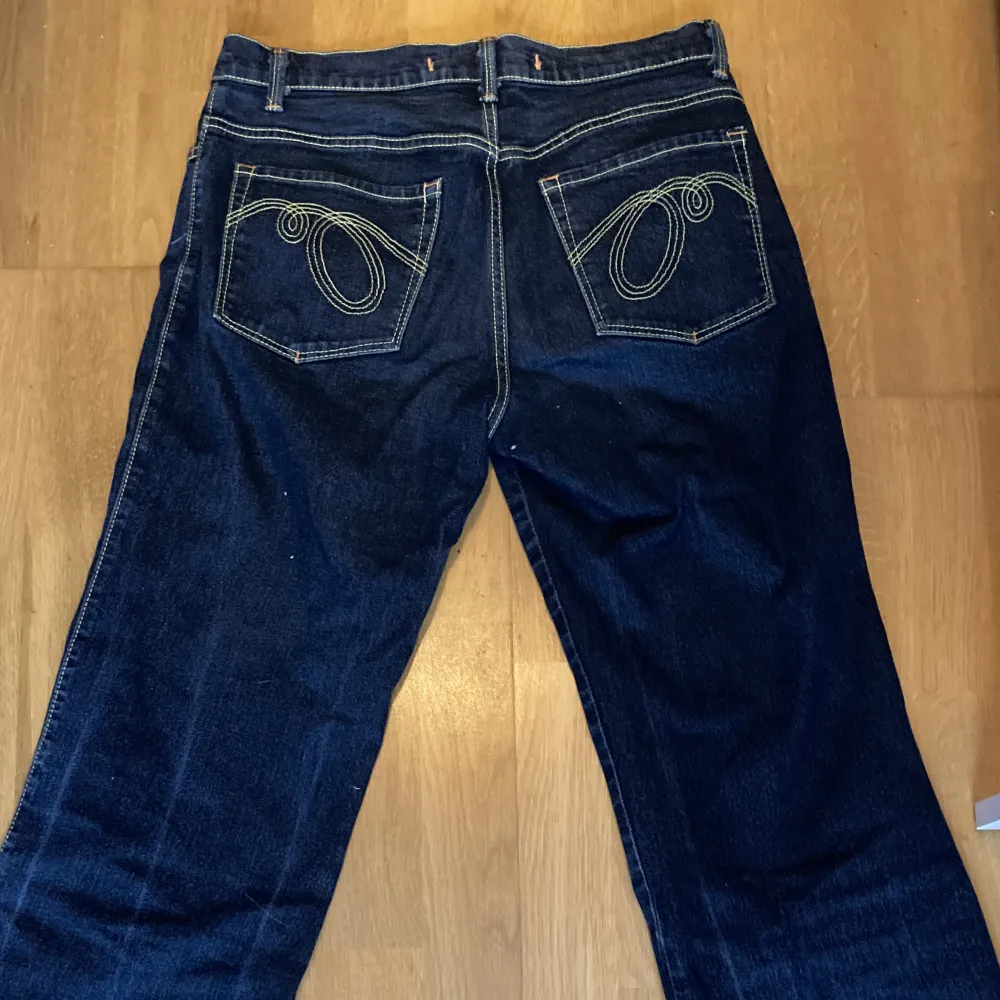 Ett par jättesnygga gossip jeans. De är väl använda men i fint skick. Säljer eftersom de är för korta på mig som är 1,71 cm lång, vilket man kan se på sista bilden.  Skicka ett meddelande för flera bilder.  Köparen står för frakt.. Jeans & Byxor.