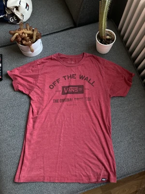 Vans tee - Röd vintage Vans tshirt Riktigt använd men fortfarande mycket kärlek kvar Haft den i flera år och går aldrig sönder
