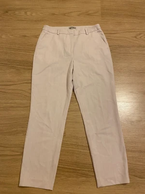 Kostymbyxor  - Ljusrosa kostymbyxor från hm i bra skick. Byxorna är i storlek 40.