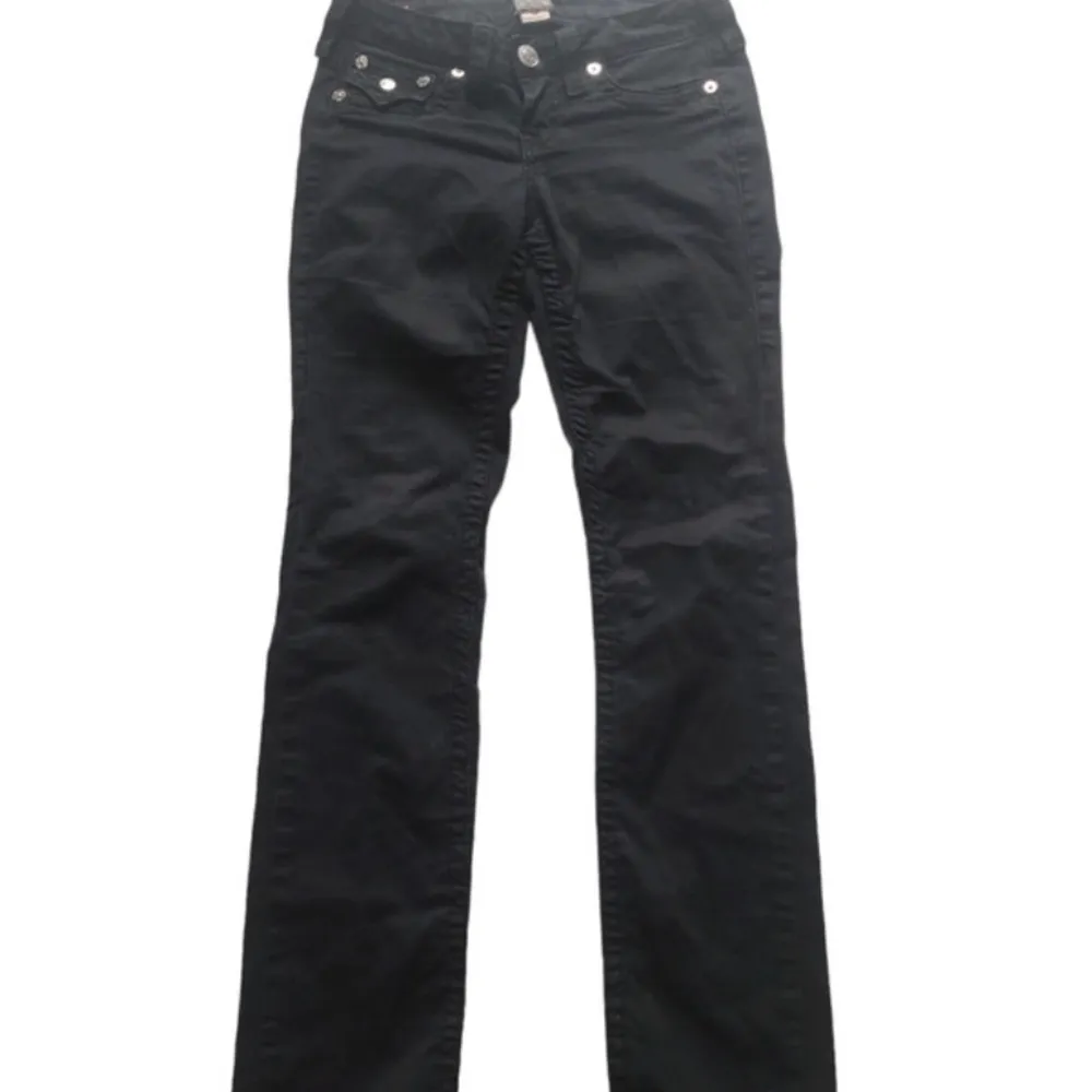Svarta true religion jeans  bra skick  säljer då jag inte har den stilen längre inte använda så mycket . Jeans & Byxor.