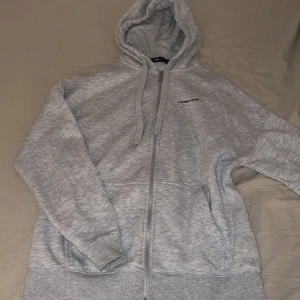 Grå zip up - Jättefin grå zip up tröja. Använt 2-3 ggr, inga skador! 