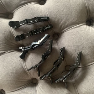 Hårklämmor - 5st hårklämmor super bra när du stylar håret o behöver dela upp det. Dessa är aldrig använda.