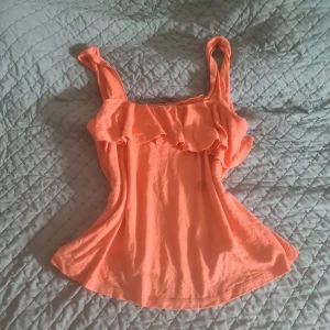 Mango linne - Mango linne som passar till sommaren och allt du vill ha på dig som böand annat jeans, kjolar, etc. Jättefin och samt har jag en liknanade som är gul. ♡