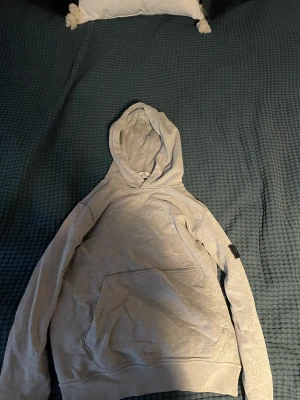 Stone island - Stone island i helt okej skick. Köptes på nk i Stockholm för 2000. Lite söndrig på mudden vid handen. Därav priset.