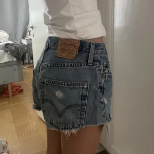Levis jeans shorts - Säljer dessa super snygga jeansshorts ifrån Levis i storlek 36 då de är lite för stora på mig. 💕