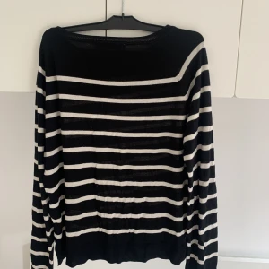 Randig tröja från zara  - Svart vit randig tunn stickad tröja från zara. Lite nopprig 