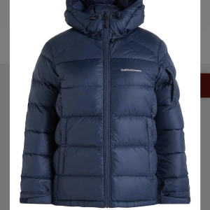 Peak Performance Jacka  - Peak jacka i modellen ”Frost Down W”. Storlek S. Superfint skick och jag har endast använt den halva förra vintern. Säljer då jag är sugen på ny jacka, skriv för fler bilder!!💕💕 Priset går att diskutera 😚