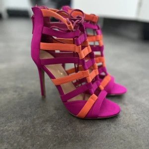 Klackskor - Väldigt attraktiva, eleganta och sköna klackskor i storlek 37.  Oanvända, endast testade.  Nypris 598kr  Köparen står för frakten. 