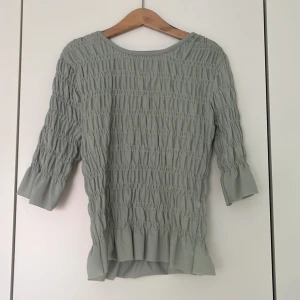 Mintgrön topp  - Superfin mintgrön topp som går att klä upp och ner. Liten tråd som sticker ut men som borde gå lätt att fixa till. 💕