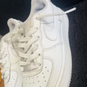 Nike Air Force - Jag har inte använt de så mycket då dom har blivit för små, tänkte att de skulle passa någon annan så säljer den nu. Om du vill ha med creasskydden så blir det 60-70kr extra.