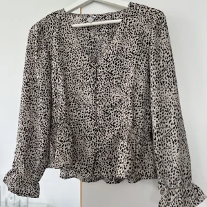 Blus i leoprint  - Gullig blus i leoprint, strl 36 🐆 Använd fåtal gånger, som ny. 